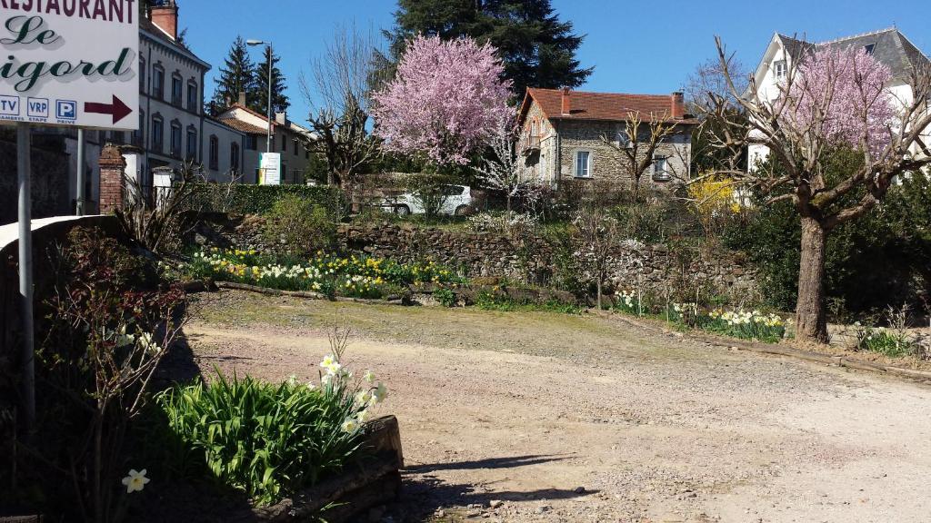Hotel Restaurant Le Perigord Maurs Exterior photo